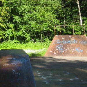 Skateboardbane med stort hulrum og høj lyd