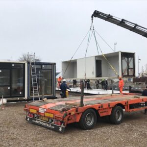 Beboelses Container monteres på ScrewFast Skruepæle