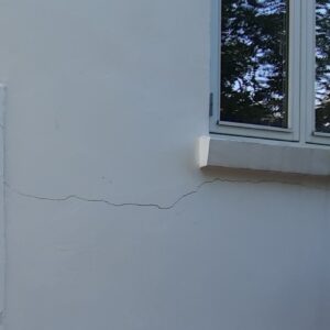 Sætningsrevne ved vindue på murermestervilla i Åbyhøj